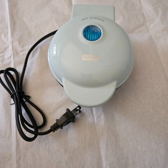 Dash Limited Edition mini blue snowman Waffle maker never used without box - Picture 2 of 5